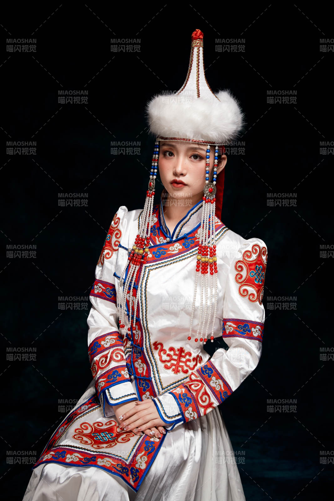 穿着蒙古族服饰的亚洲青年女性