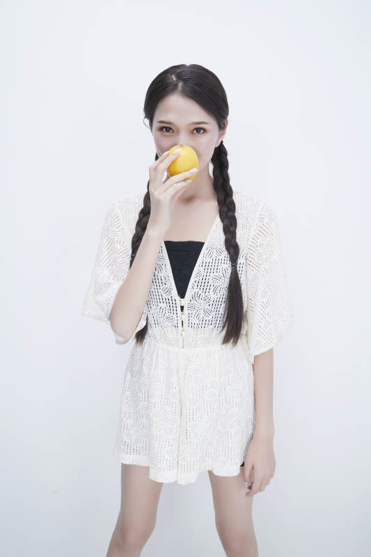 手拿柠檬身穿镂空连衣裙的亚洲可爱少女人像