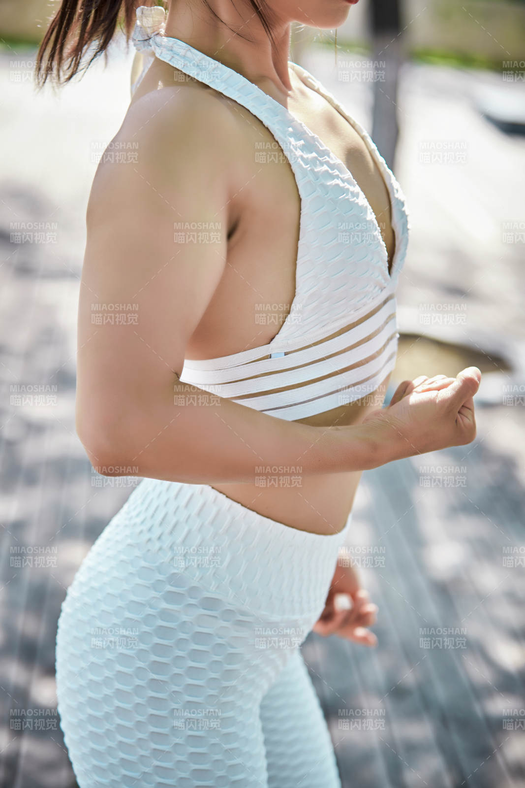 湖畔公園做瑜伽動作的亞洲年輕女性