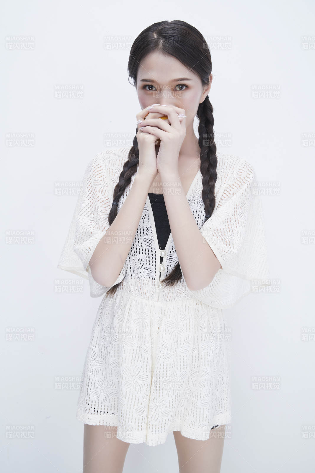 手拿檸檬身穿鏤空連衣裙的亞洲可愛少女人像