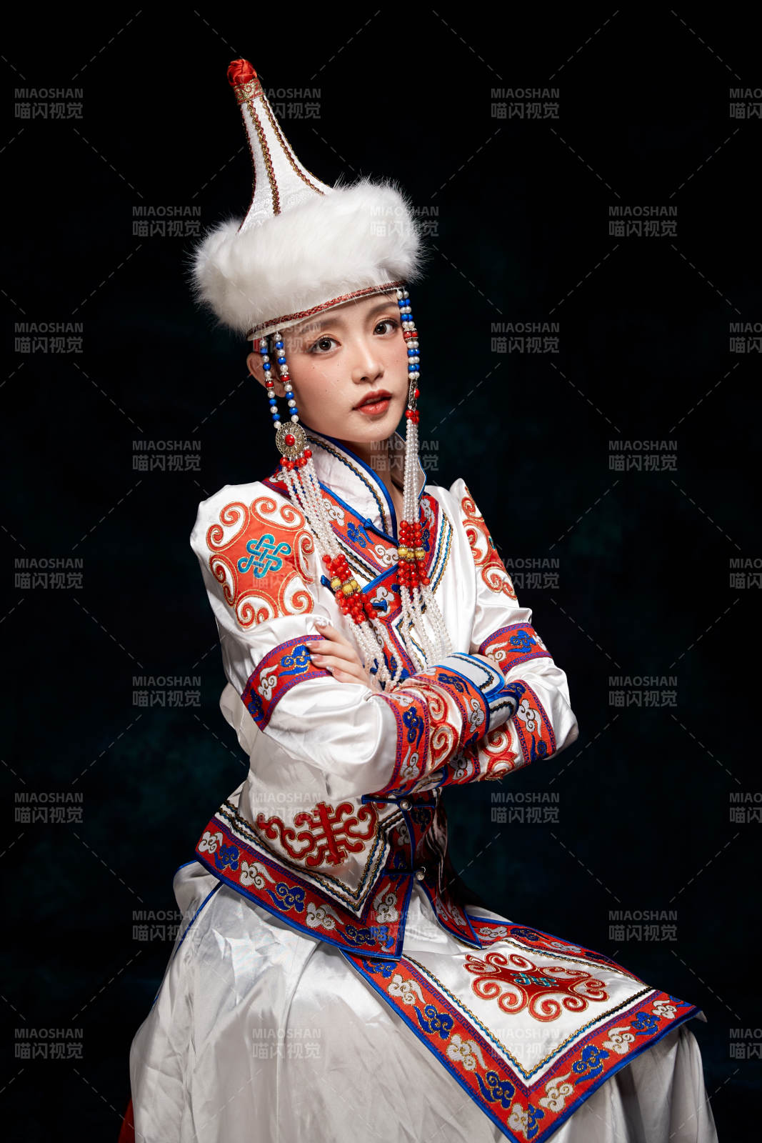 穿著蒙古族服飾的亞洲青年女性