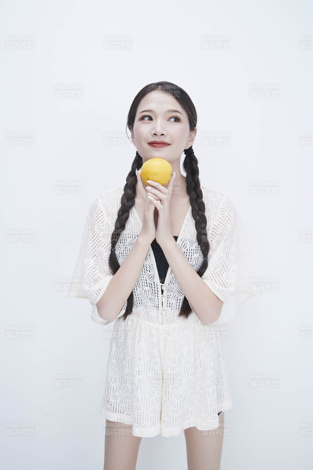 手拿檸檬身穿鏤空連衣裙的亞洲可愛少女人像