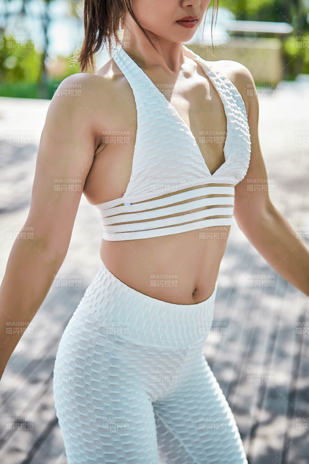 湖畔公園做瑜伽動(dòng)作的亞洲年輕女性