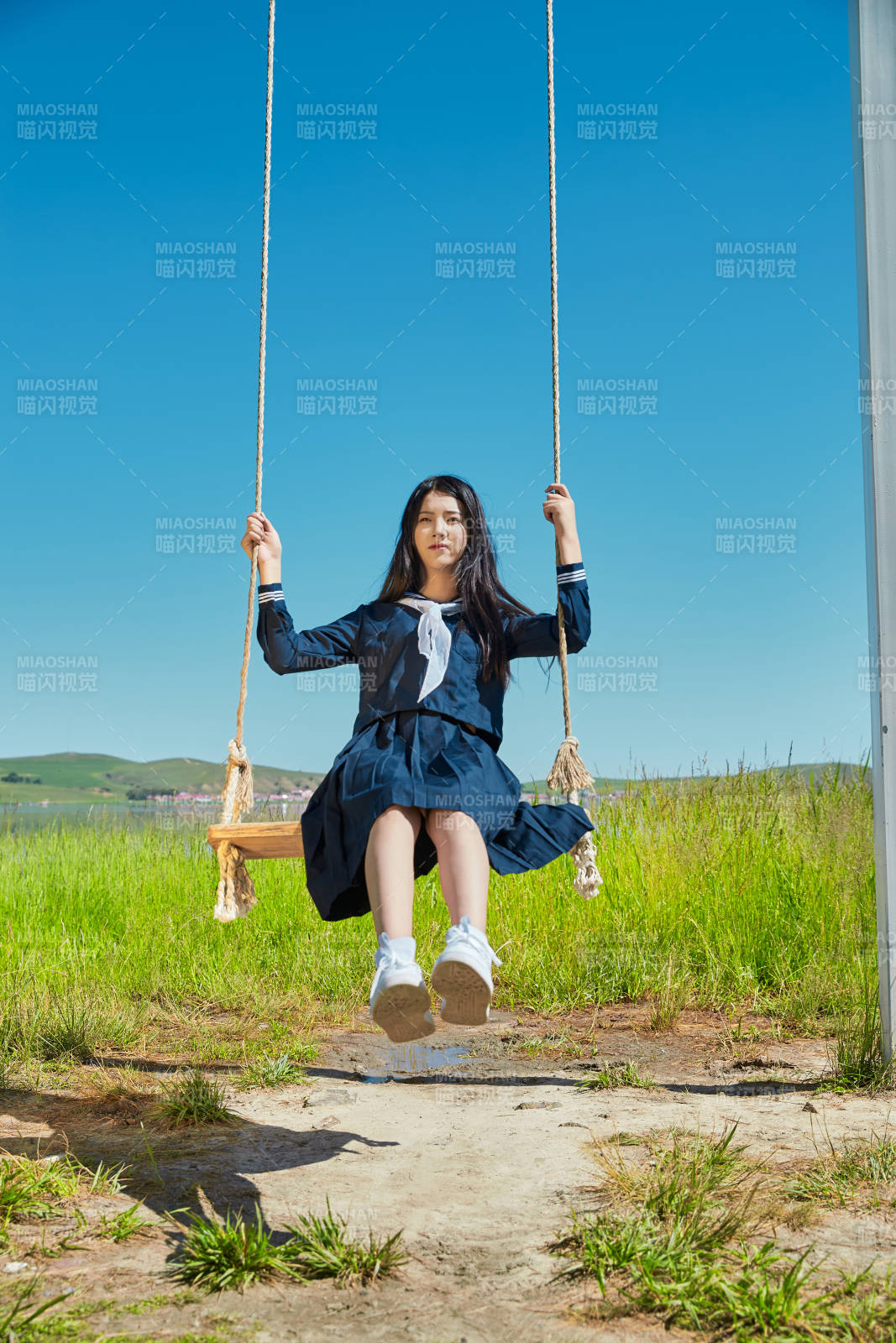 草原湖畔打卡點游玩拍照的亞洲少女