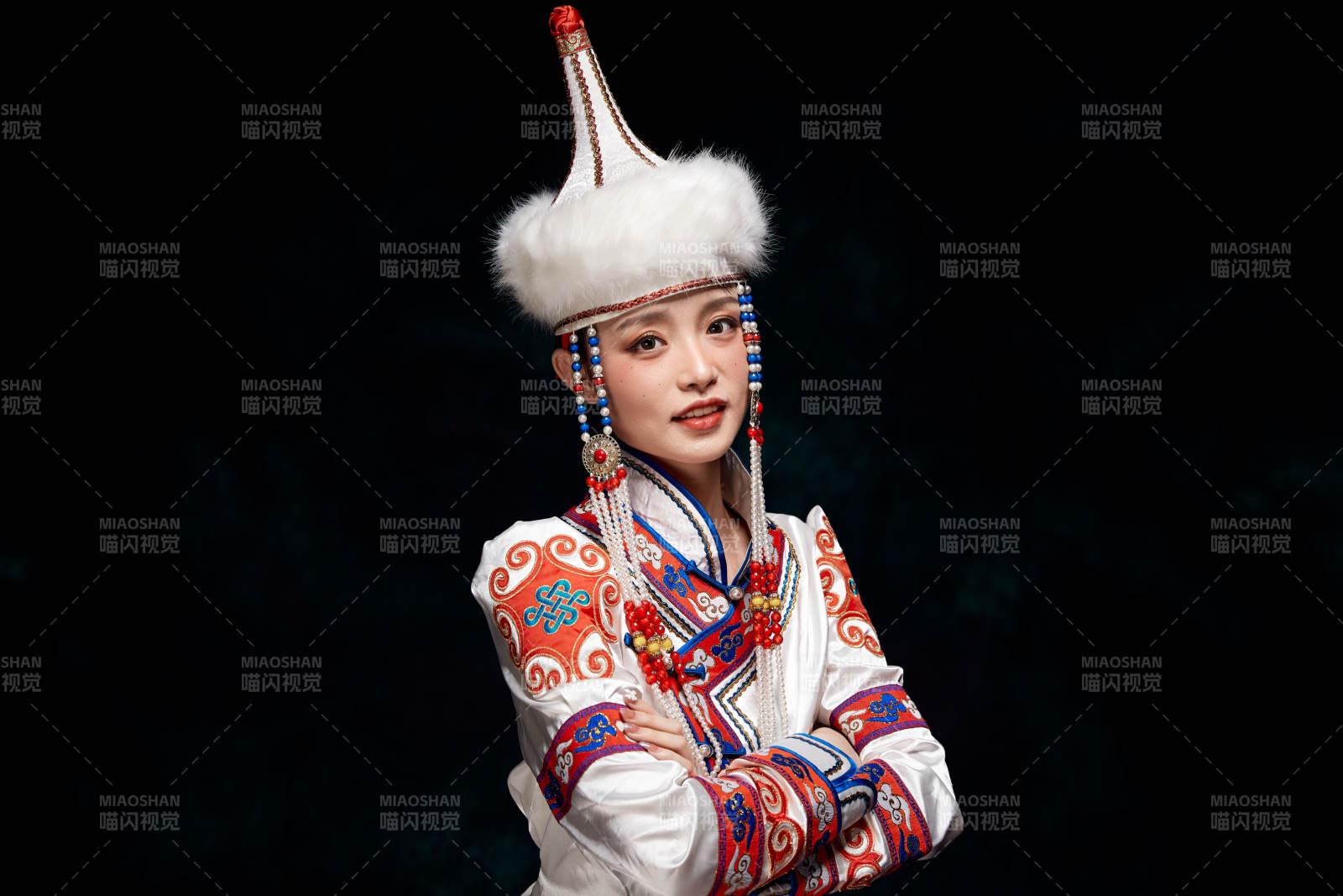 穿著蒙古族服飾的亞洲青年女性