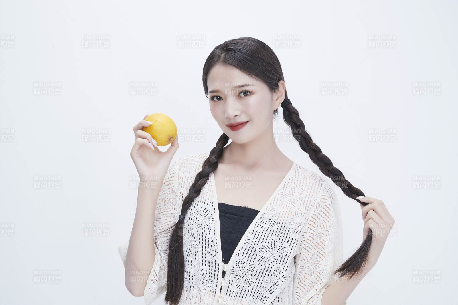 手拿柠檬身穿镂空连衣裙的亚洲可爱少女人像