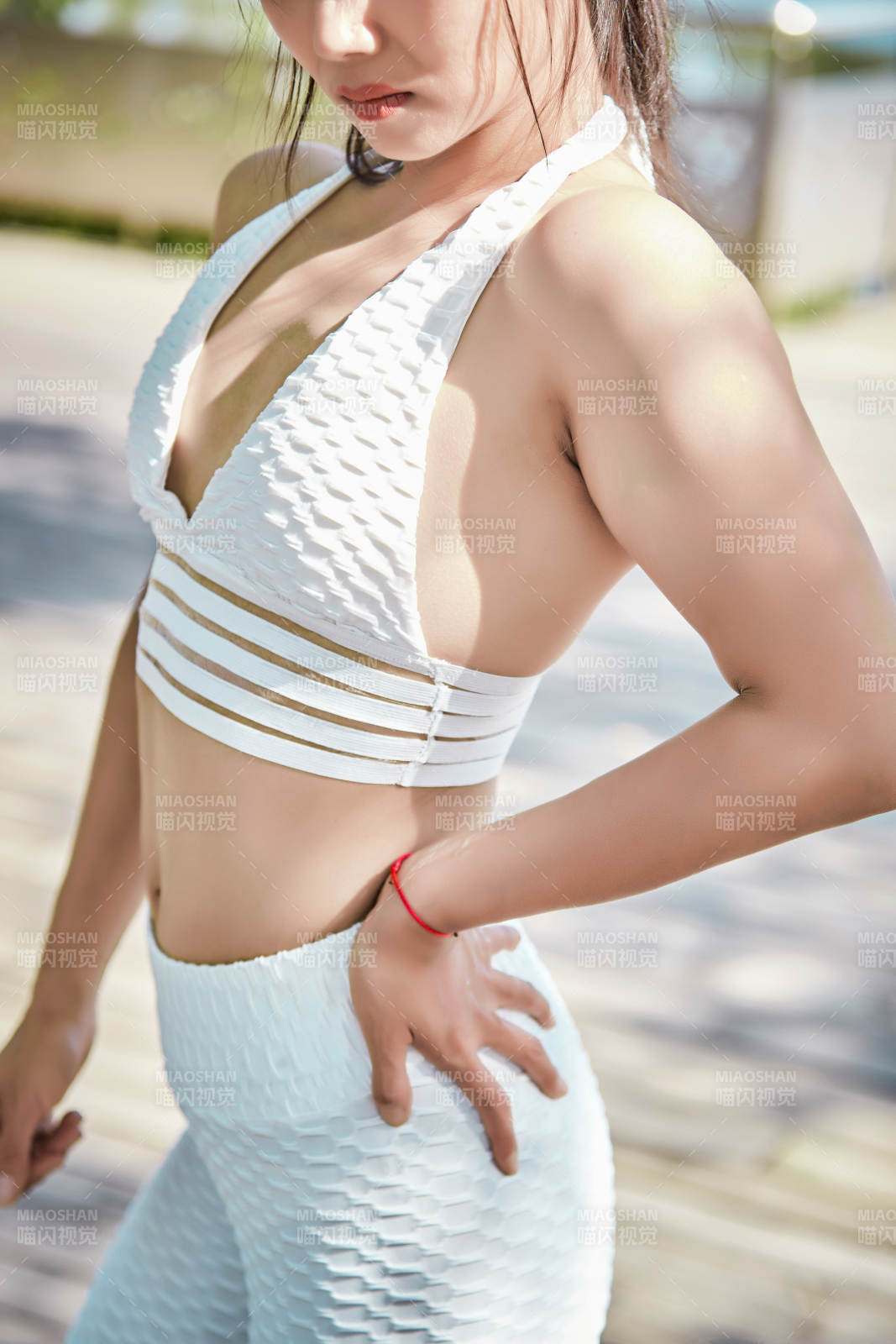 湖畔公園做瑜伽動作的亞洲年輕女性