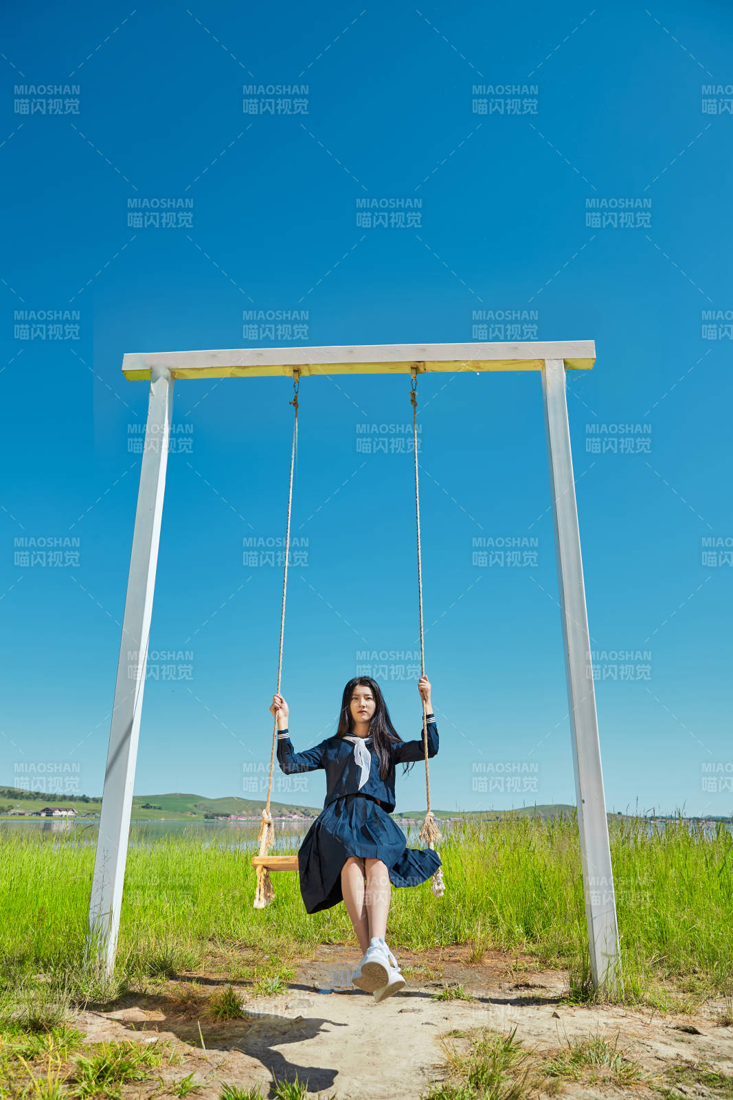 草原湖畔打卡點游玩拍照的亞洲少女