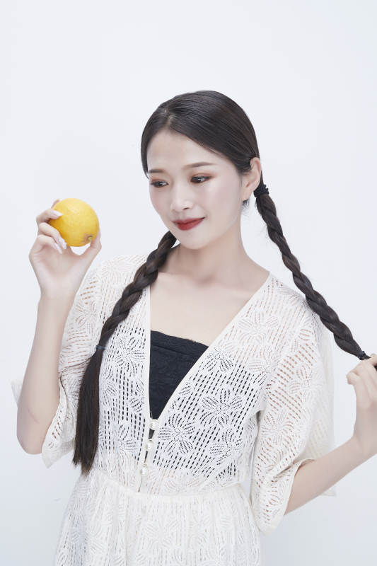 手拿柠檬身穿镂空连衣裙的亚洲可爱少女人像