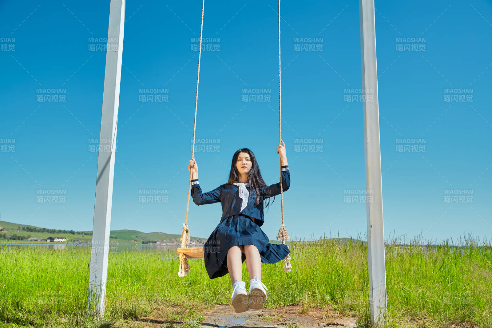 草原湖畔打卡點游玩拍照的亞洲少女
