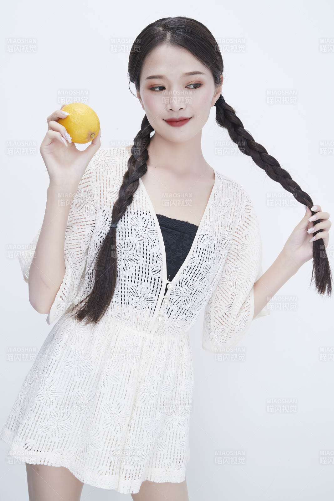 手拿檸檬身穿鏤空連衣裙的亞洲可愛(ài)少女人像