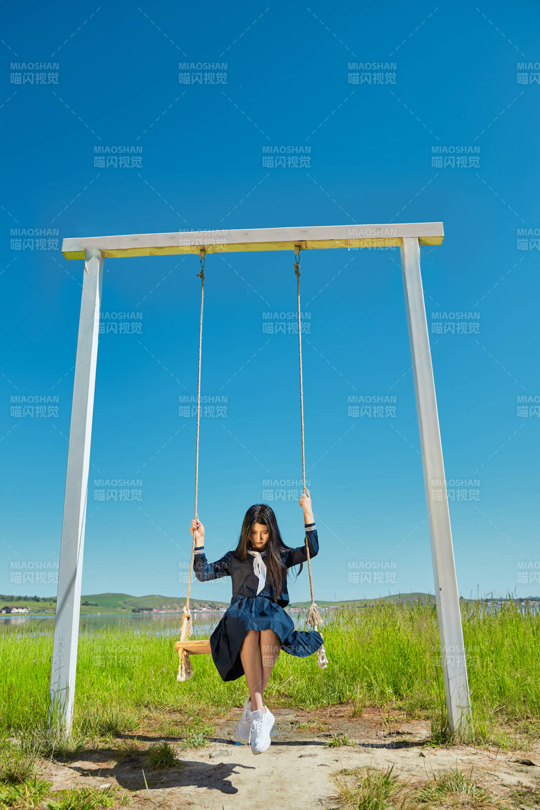草原湖畔打卡點游玩拍照的亞洲少女
