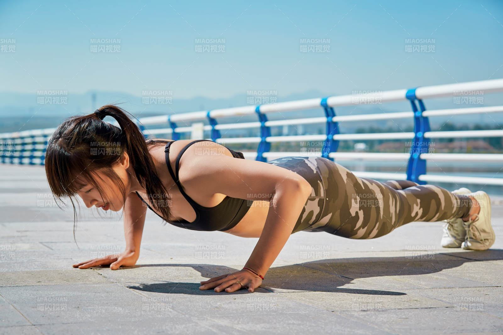 戶外河畔公園做拉伸有氧運動的亞洲女性