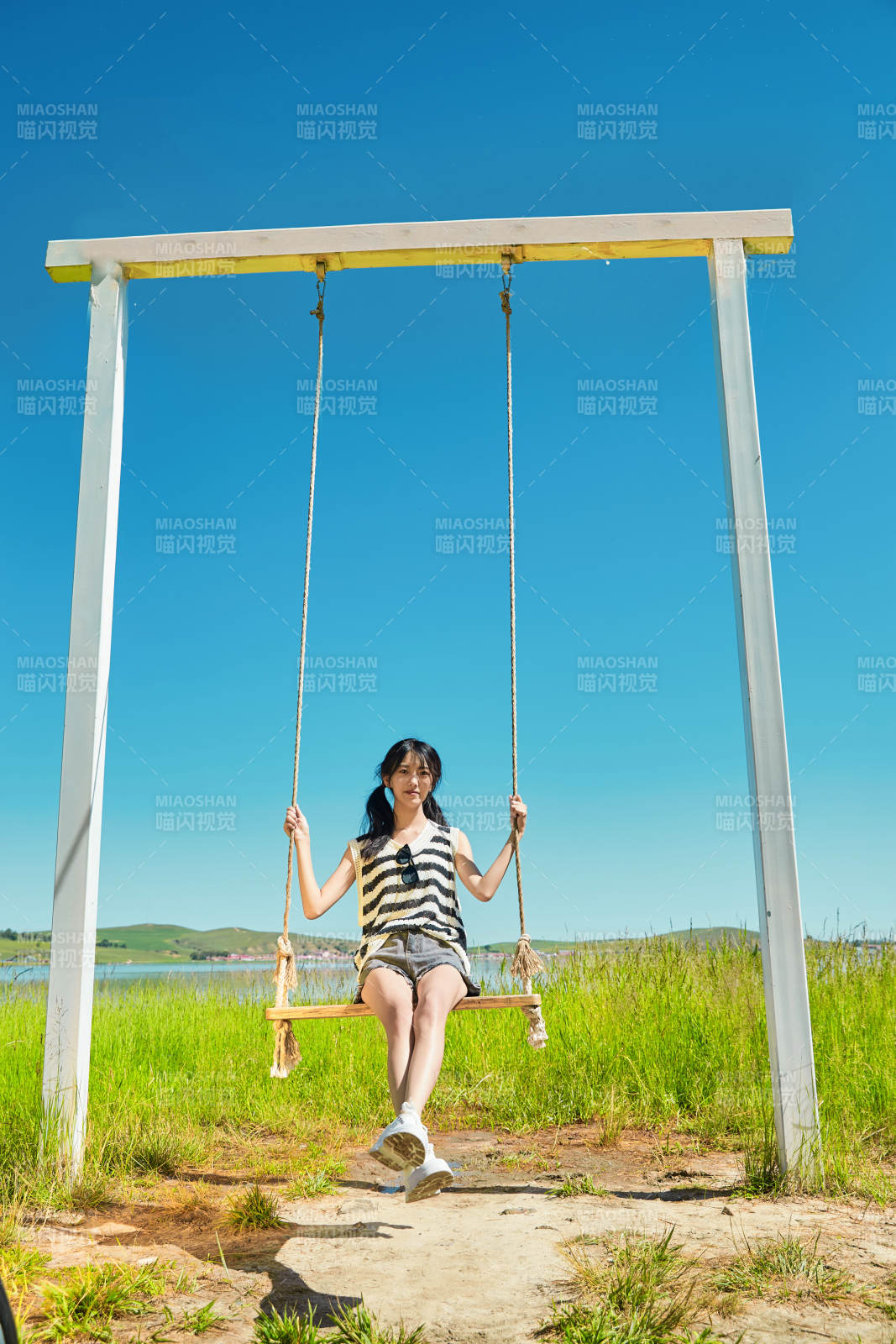 草原湖畔打卡點游玩拍照的亞洲少女