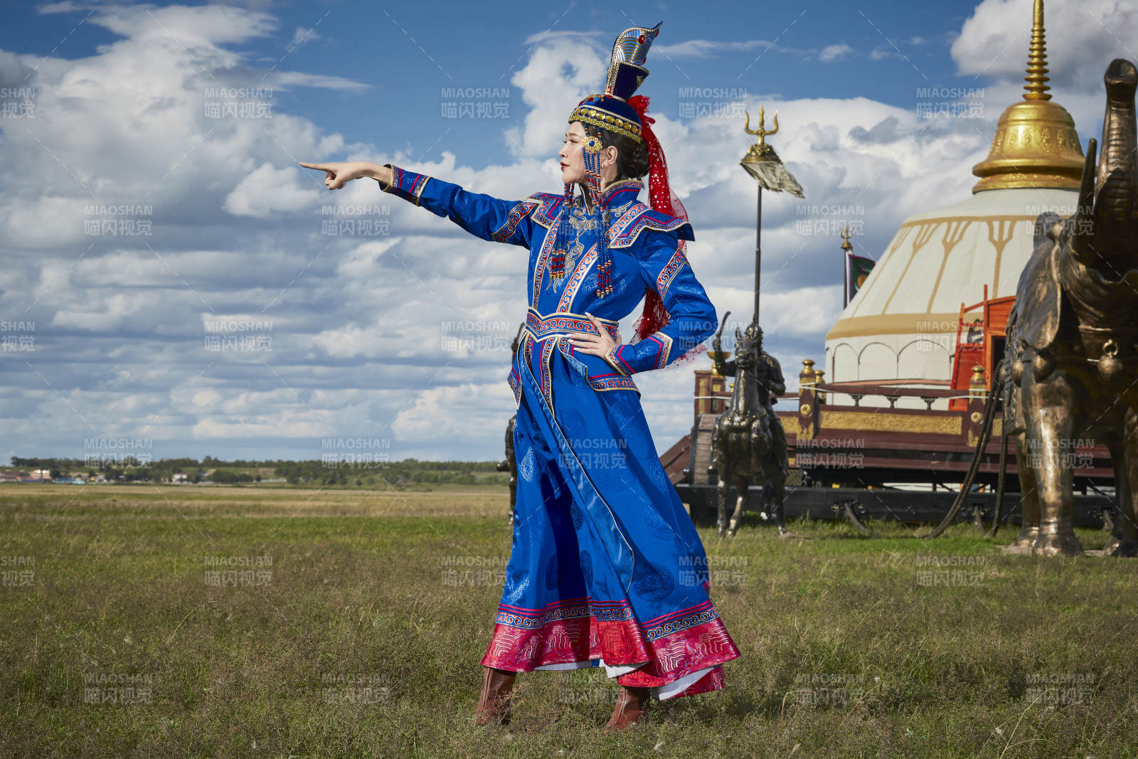 草原上金源大帳蒙古戰車上身穿豪華蒙古族服飾的蒙族少女