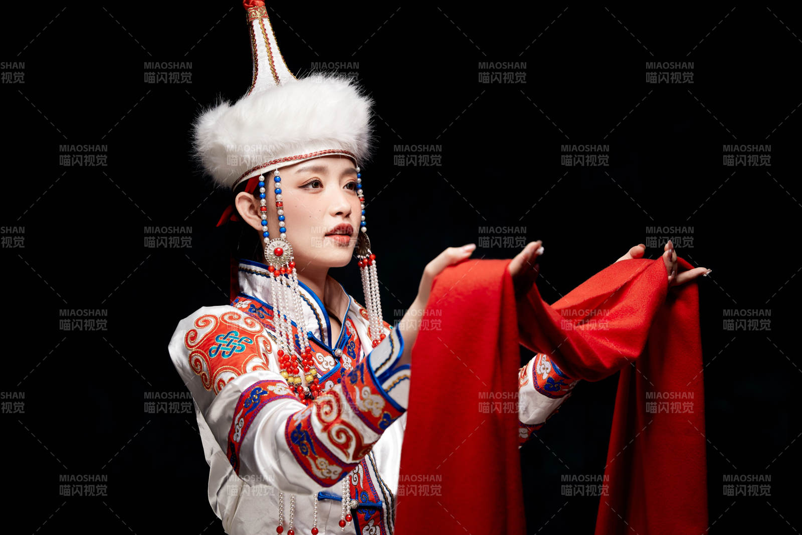 穿著蒙古族服飾的亞洲青年女性