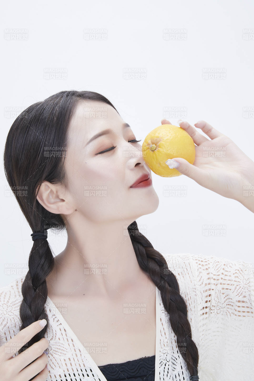 手拿檸檬身穿鏤空連衣裙的亞洲可愛少女人像