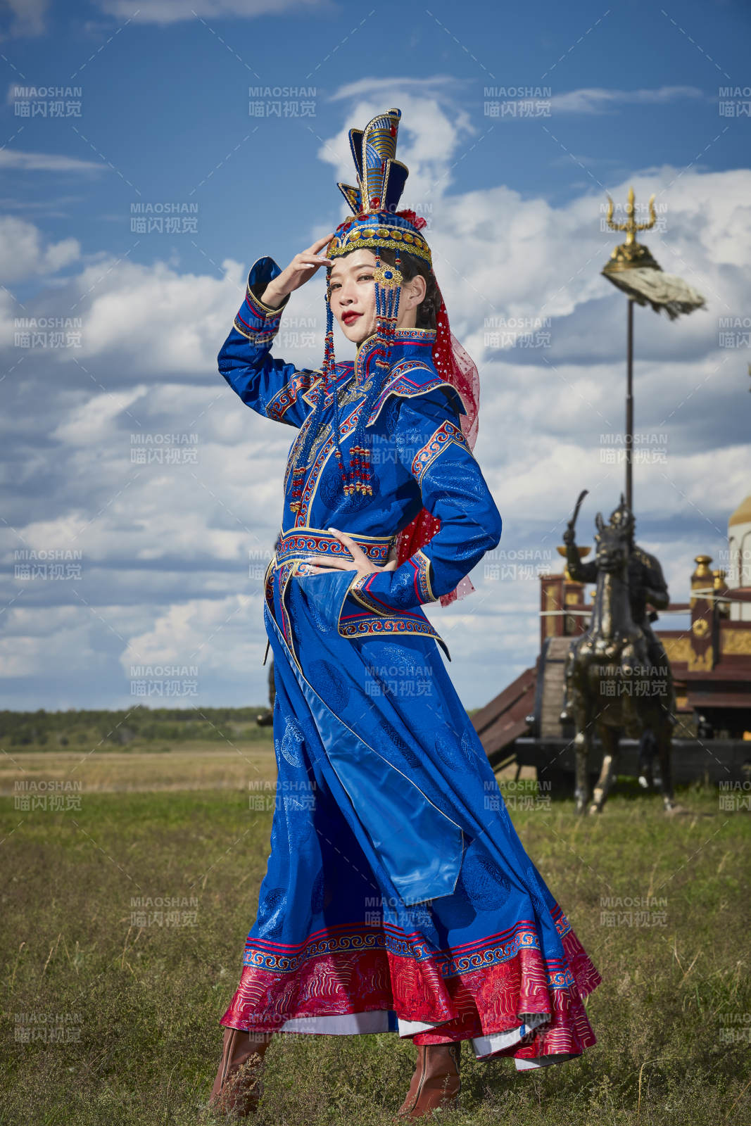 草原上金源大帐蒙古战车上身穿豪华蒙古族服饰的蒙族少女