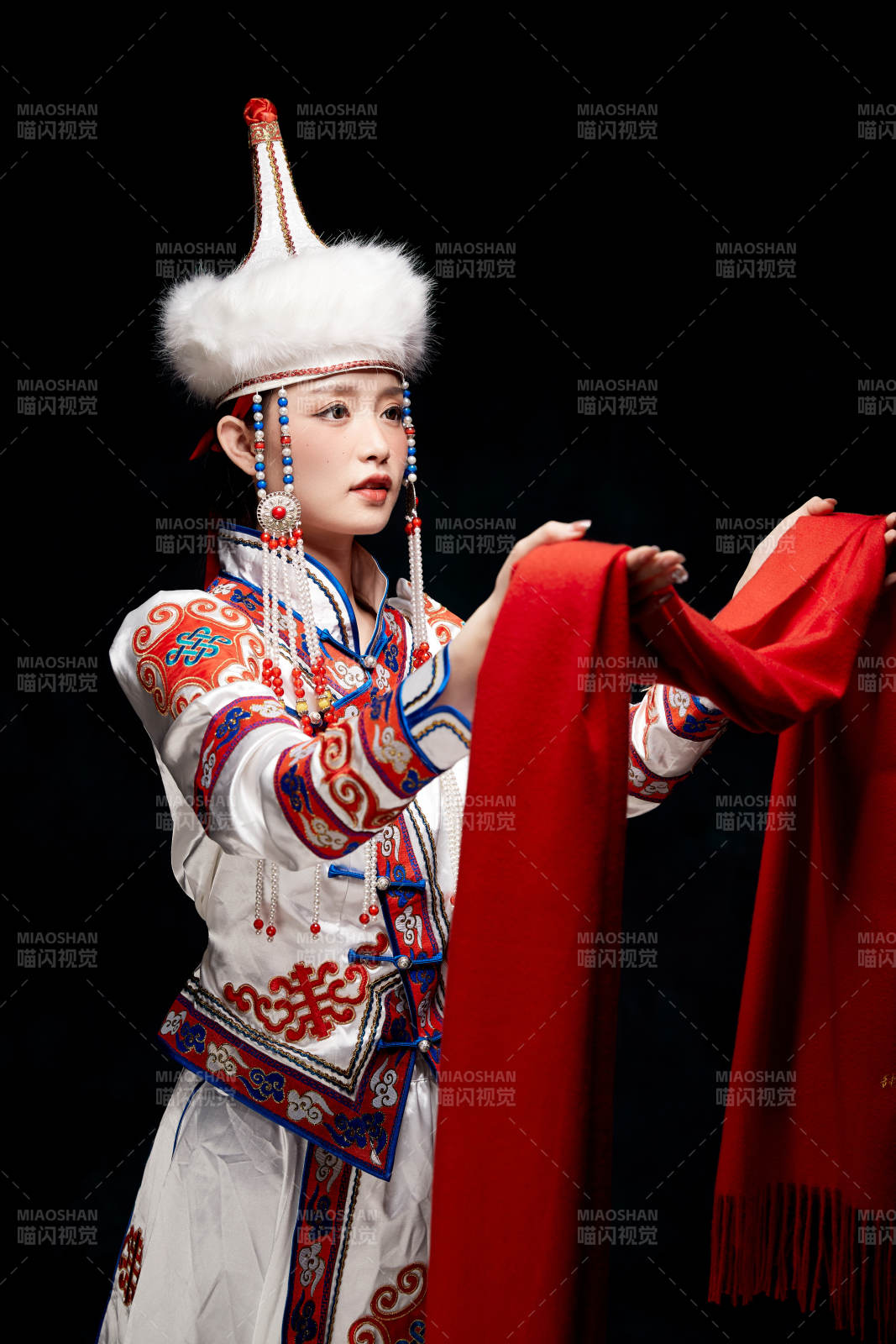 穿着蒙古族服饰的亚洲青年女性