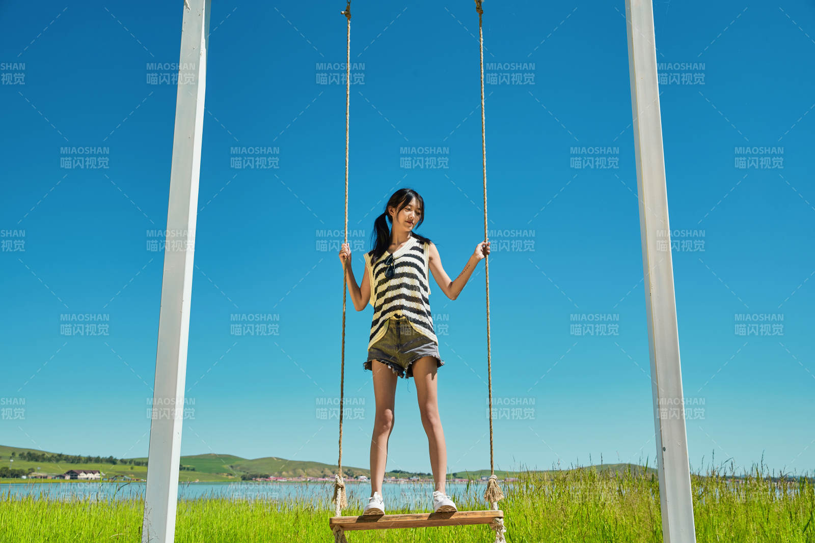 草原湖畔打卡點游玩拍照的亞洲少女