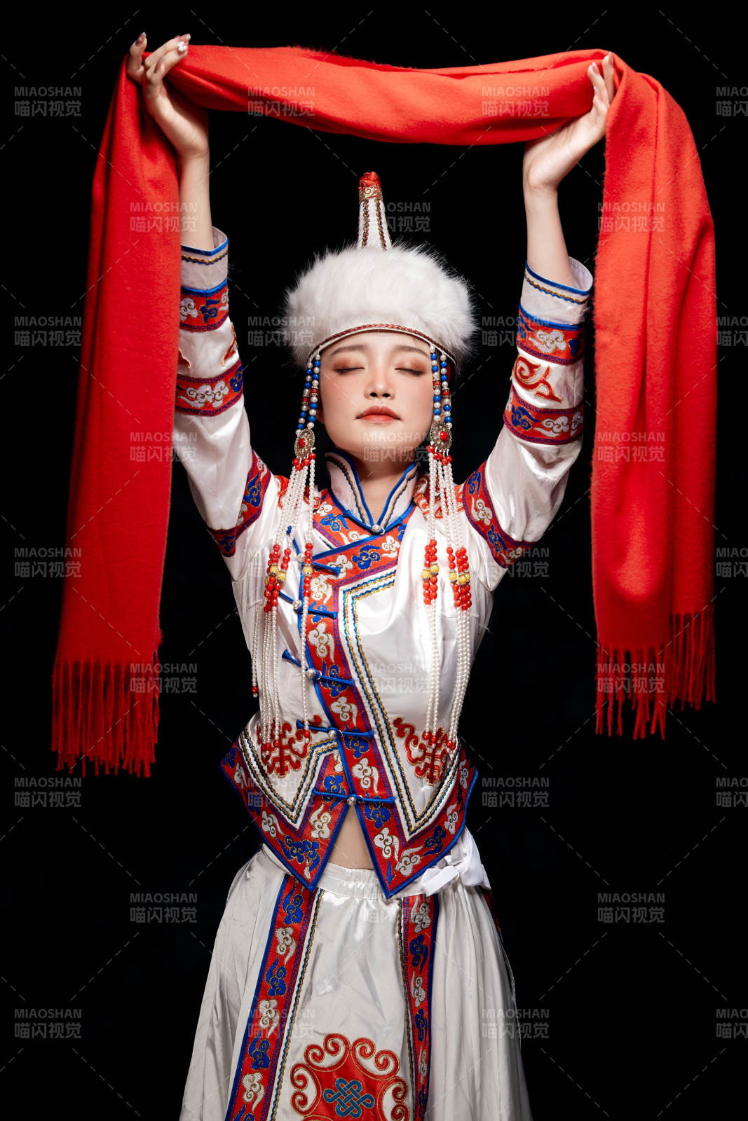 穿著蒙古族服飾的亞洲青年女性