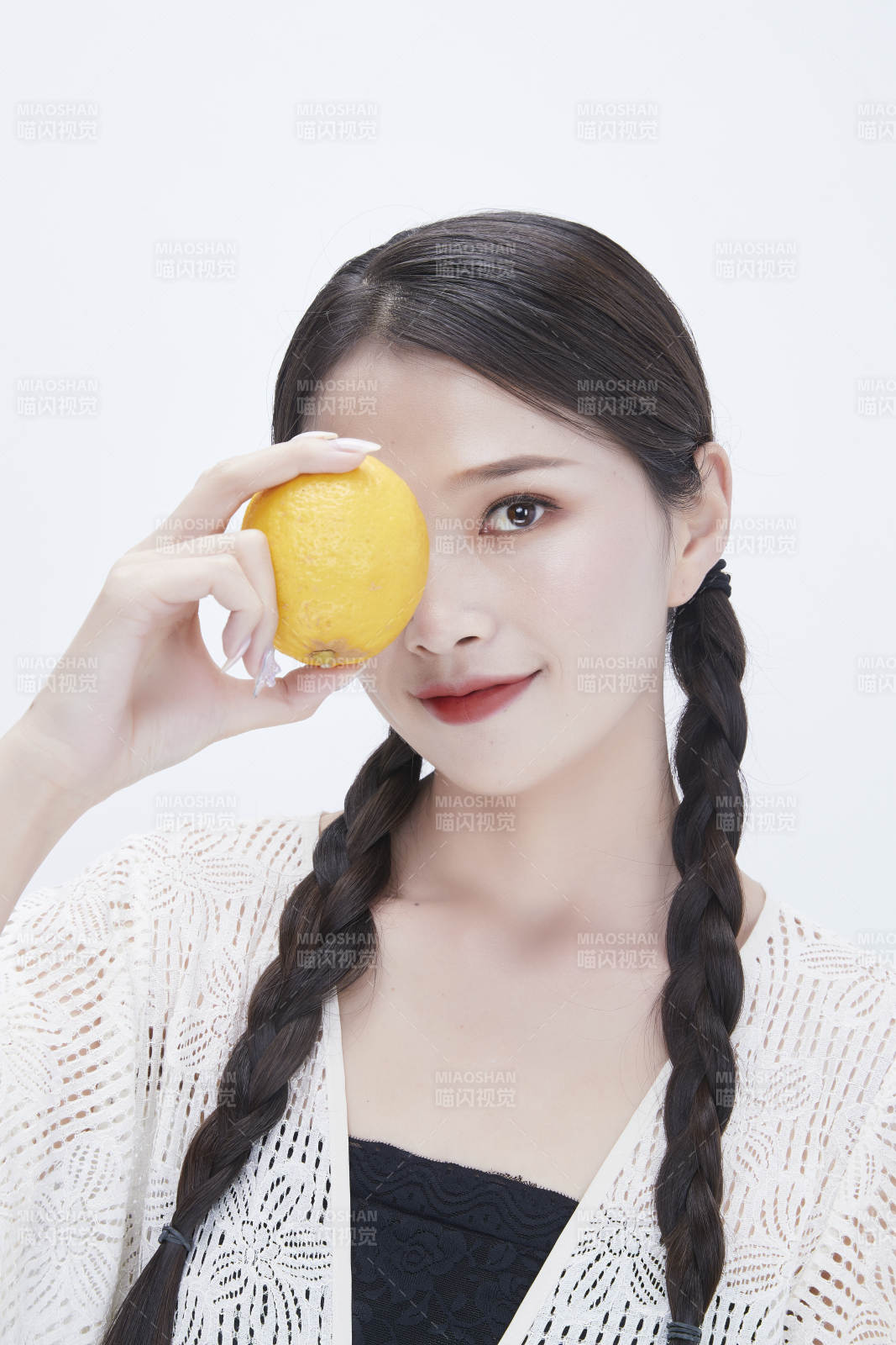 手拿檸檬身穿鏤空連衣裙的亞洲可愛少女人像