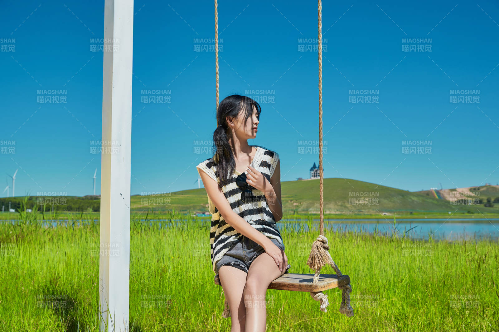 草原湖畔打卡點游玩拍照的亞洲少女