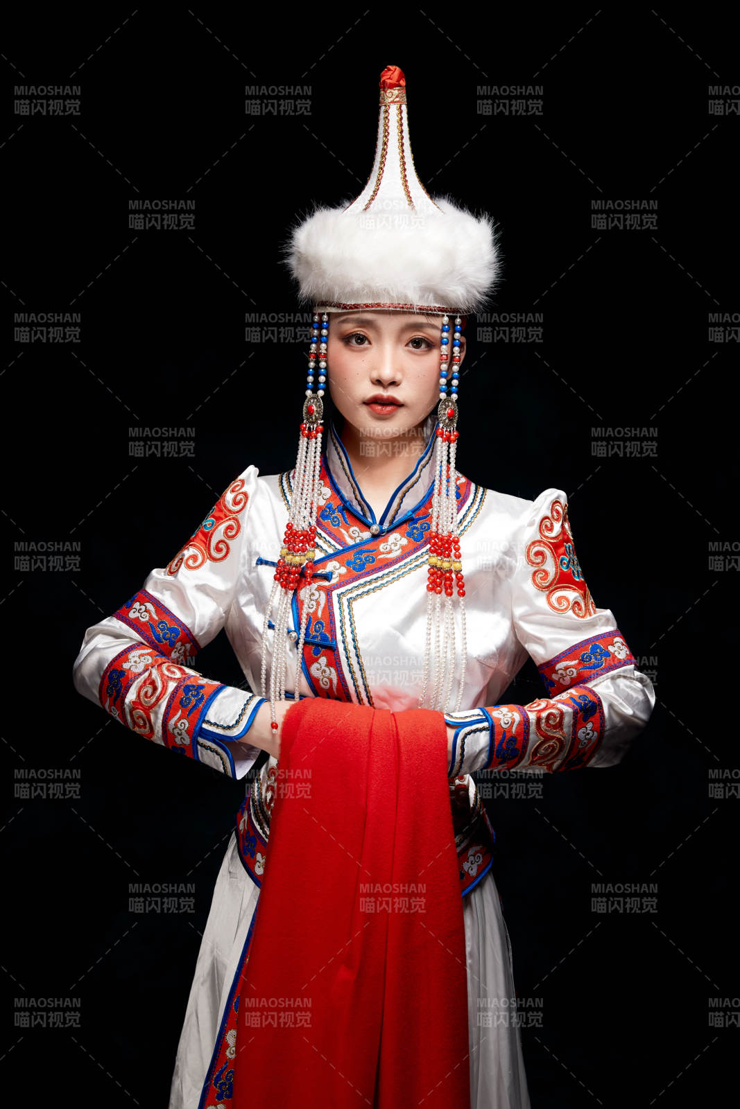 穿著蒙古族服飾的亞洲青年女性