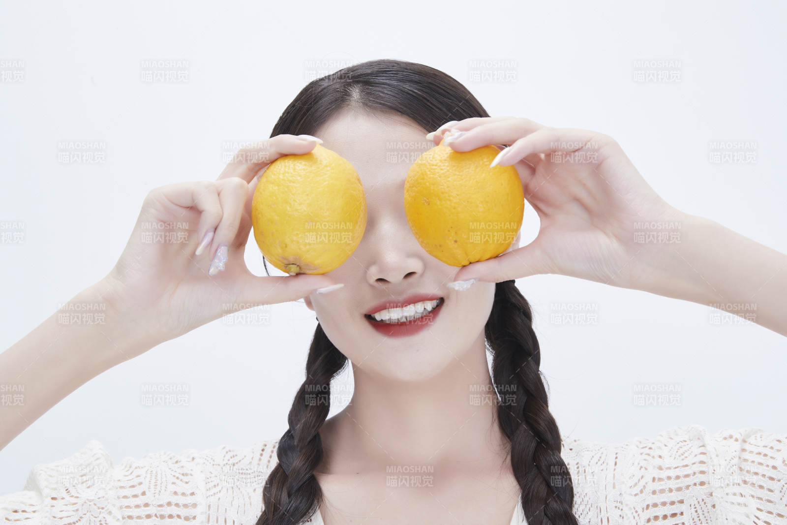 手拿檸檬身穿鏤空連衣裙的亞洲可愛少女人像