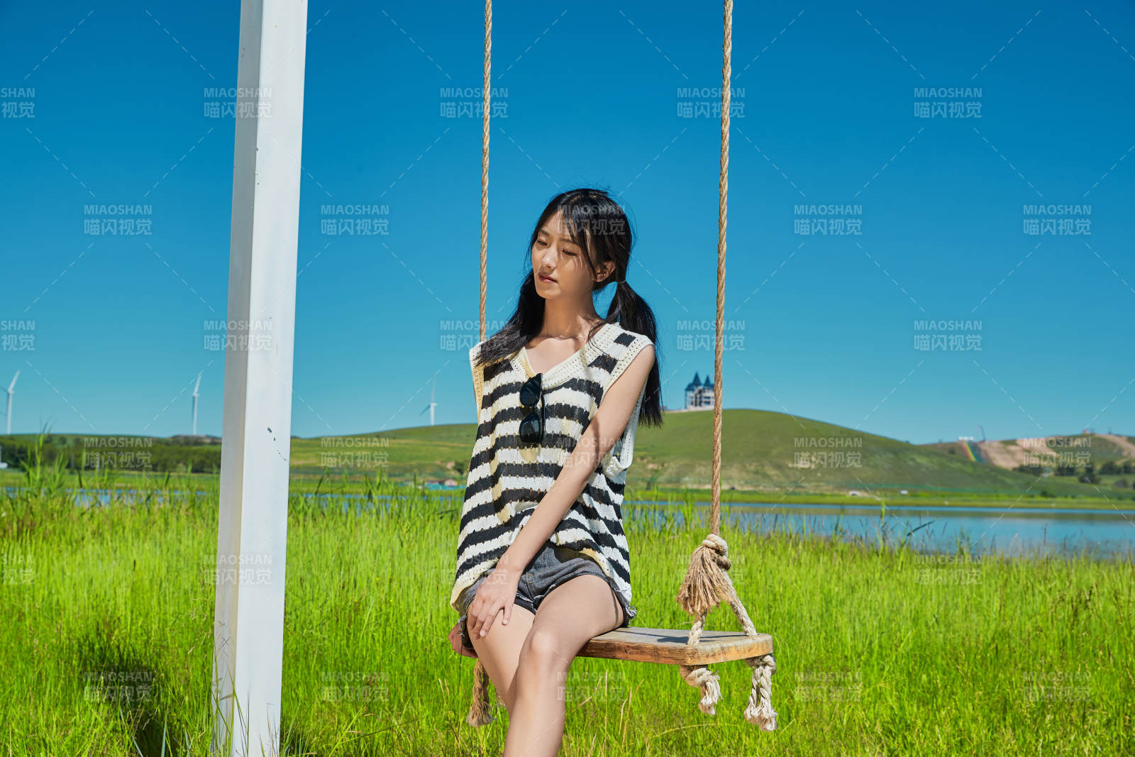 草原湖畔打卡點游玩拍照的亞洲少女