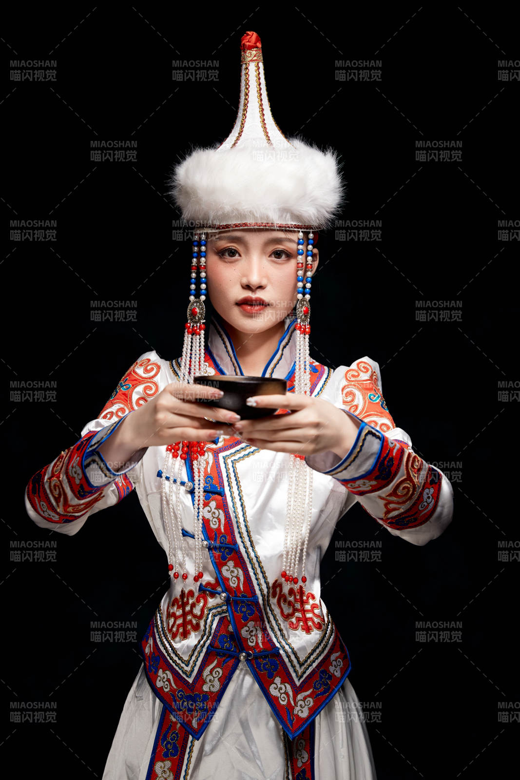 穿著蒙古族服飾的亞洲青年女性