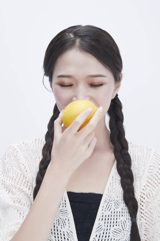 手拿柠檬身穿镂空连衣裙的亚洲可爱少女人像