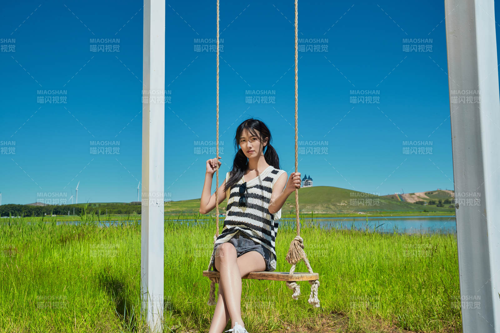 草原湖畔打卡點游玩拍照的亞洲少女