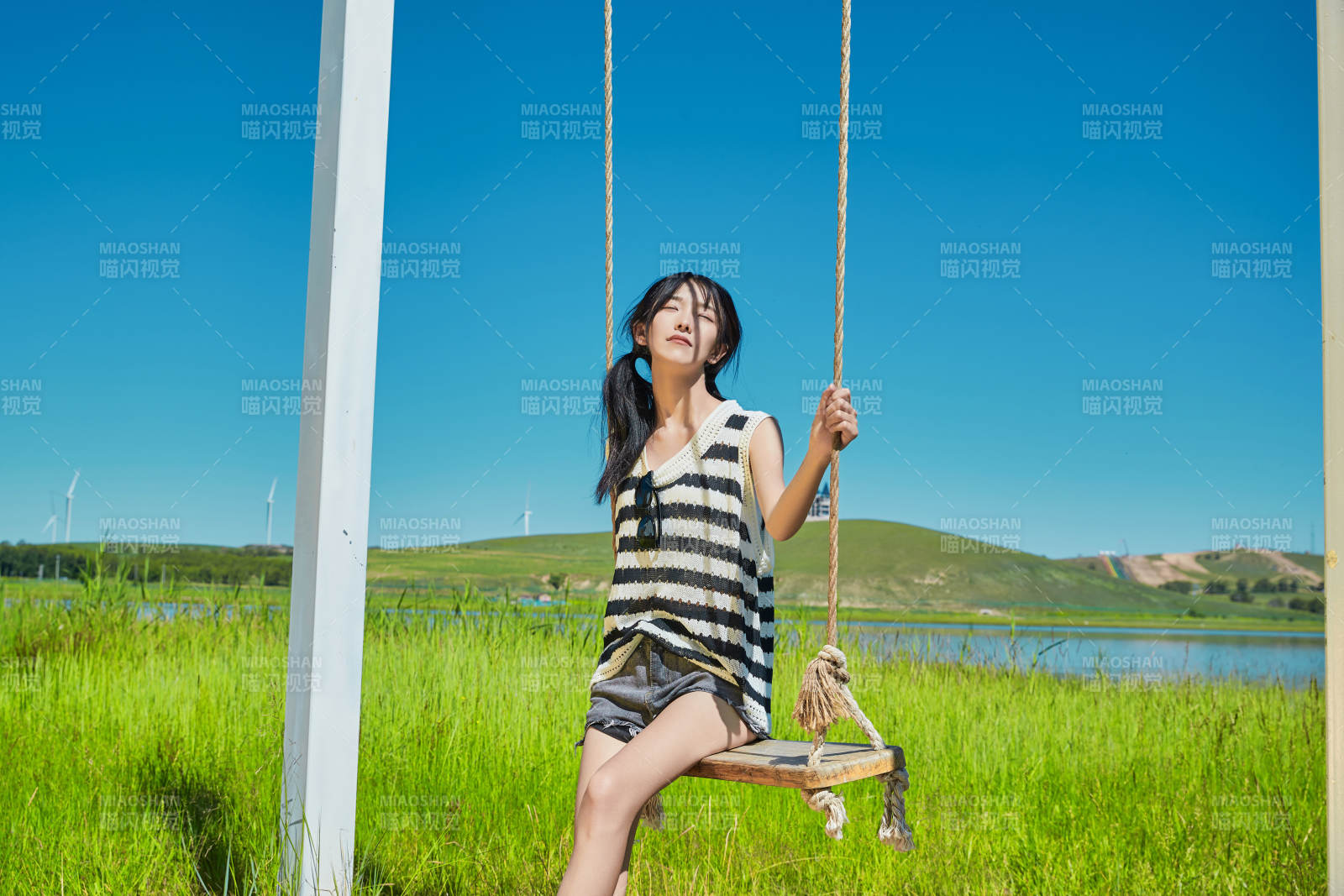 草原湖畔打卡點游玩拍照的亞洲少女