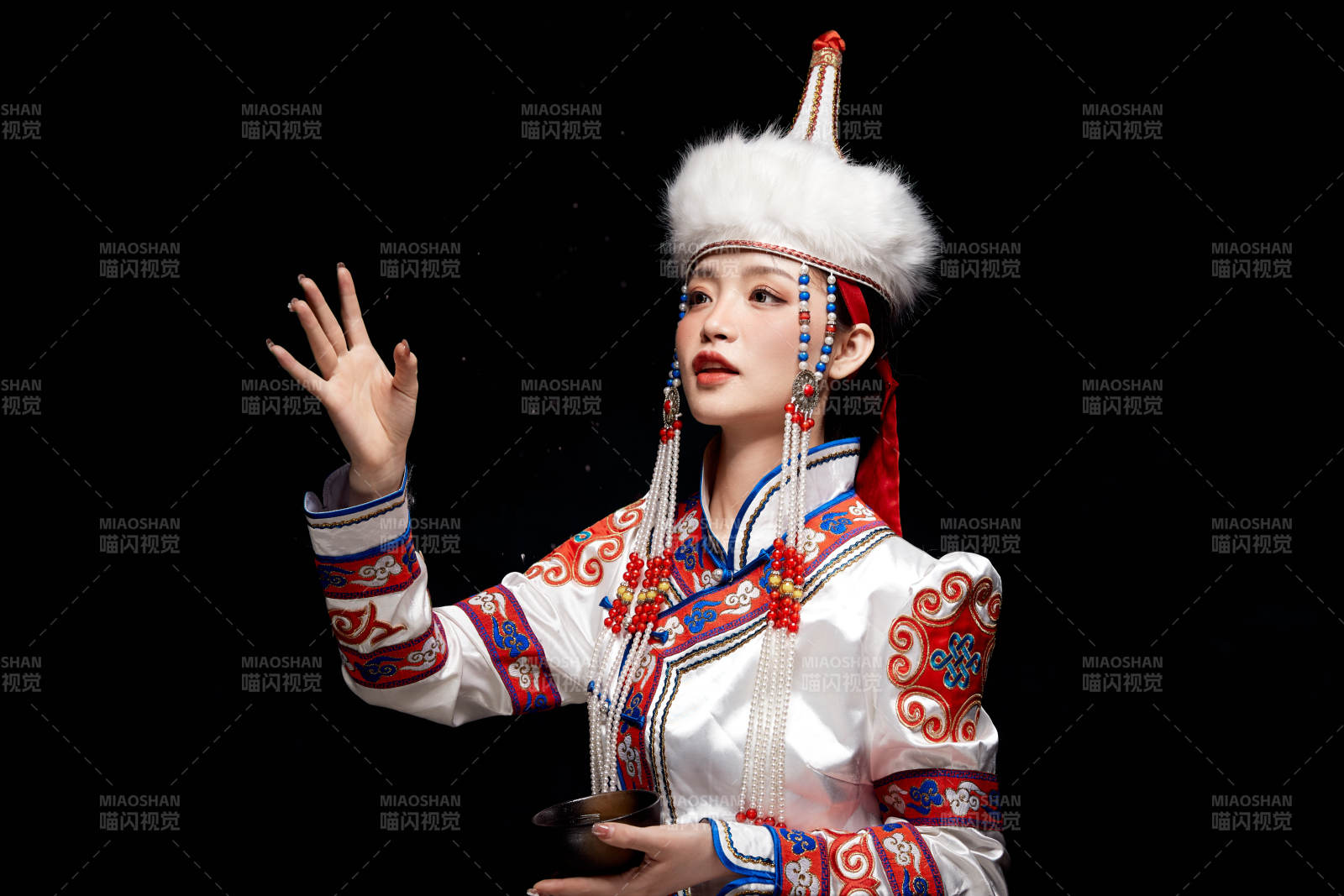 穿著蒙古族服飾的亞洲青年女性