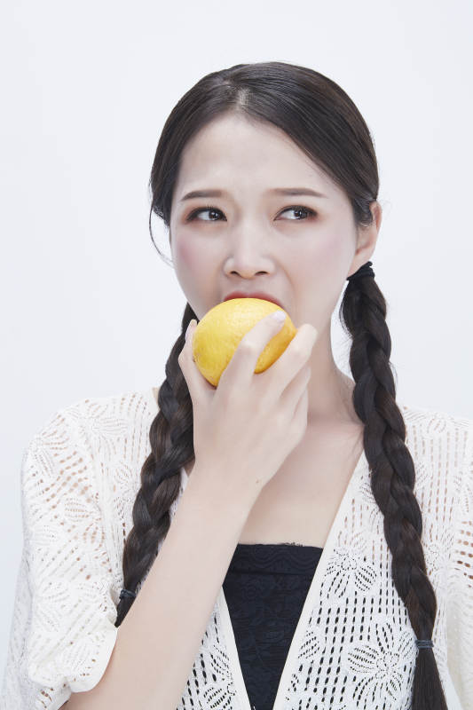 手拿柠檬身穿镂空连衣裙的亚洲可爱少女人像