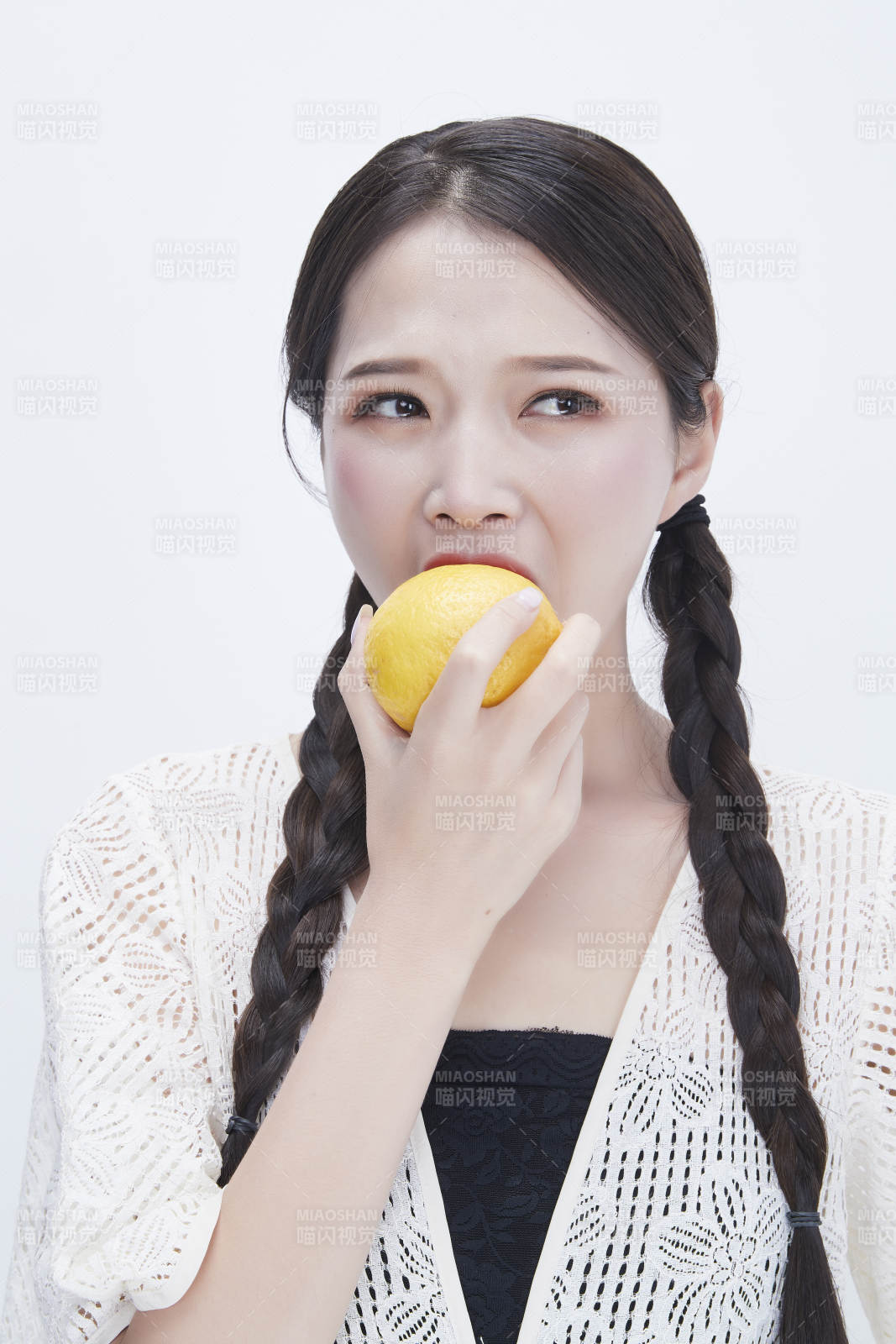 手拿柠檬身穿镂空连衣裙的亚洲可爱少女人像