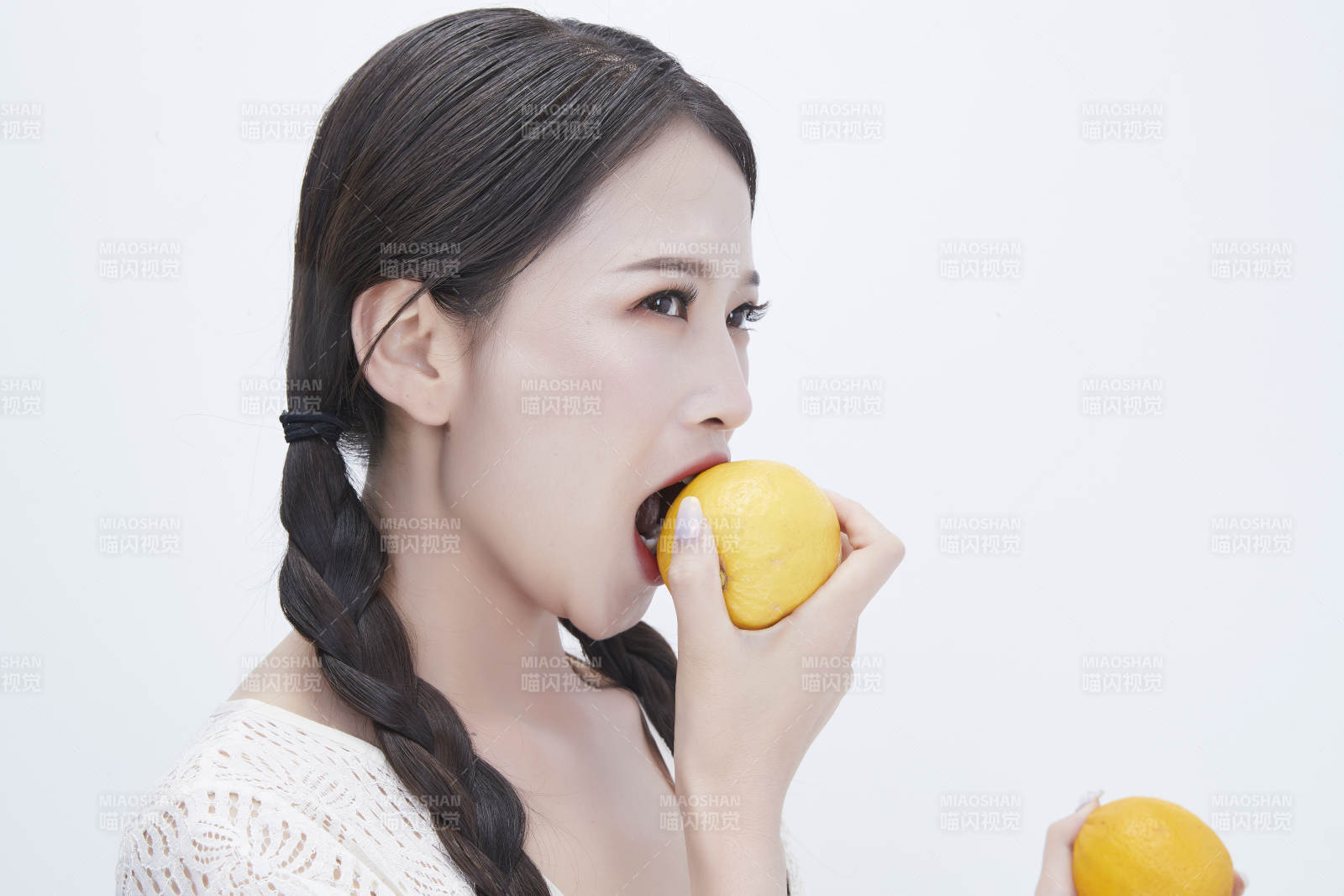 手拿檸檬身穿鏤空連衣裙的亞洲可愛少女人像