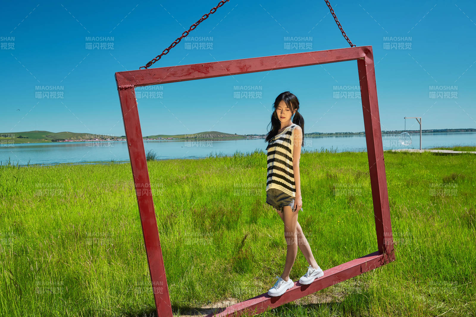 草原湖畔打卡點游玩拍照的亞洲少女