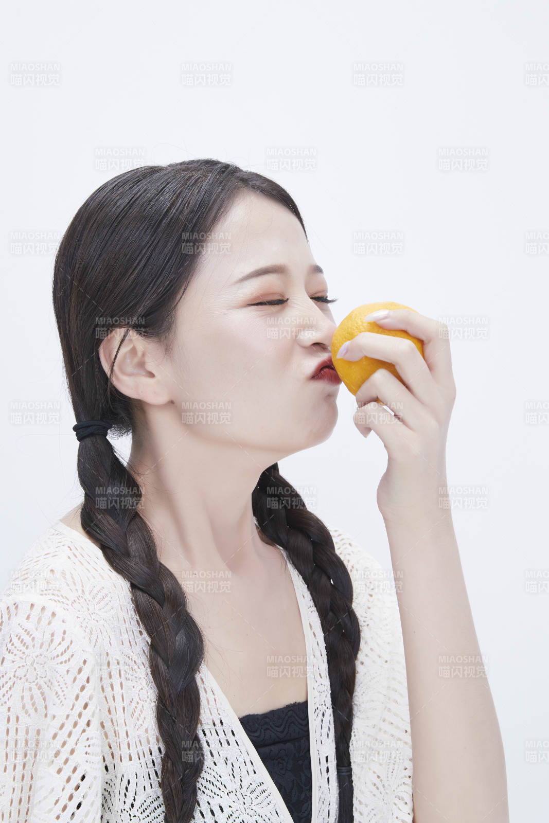 手拿檸檬身穿鏤空連衣裙的亞洲可愛少女人像