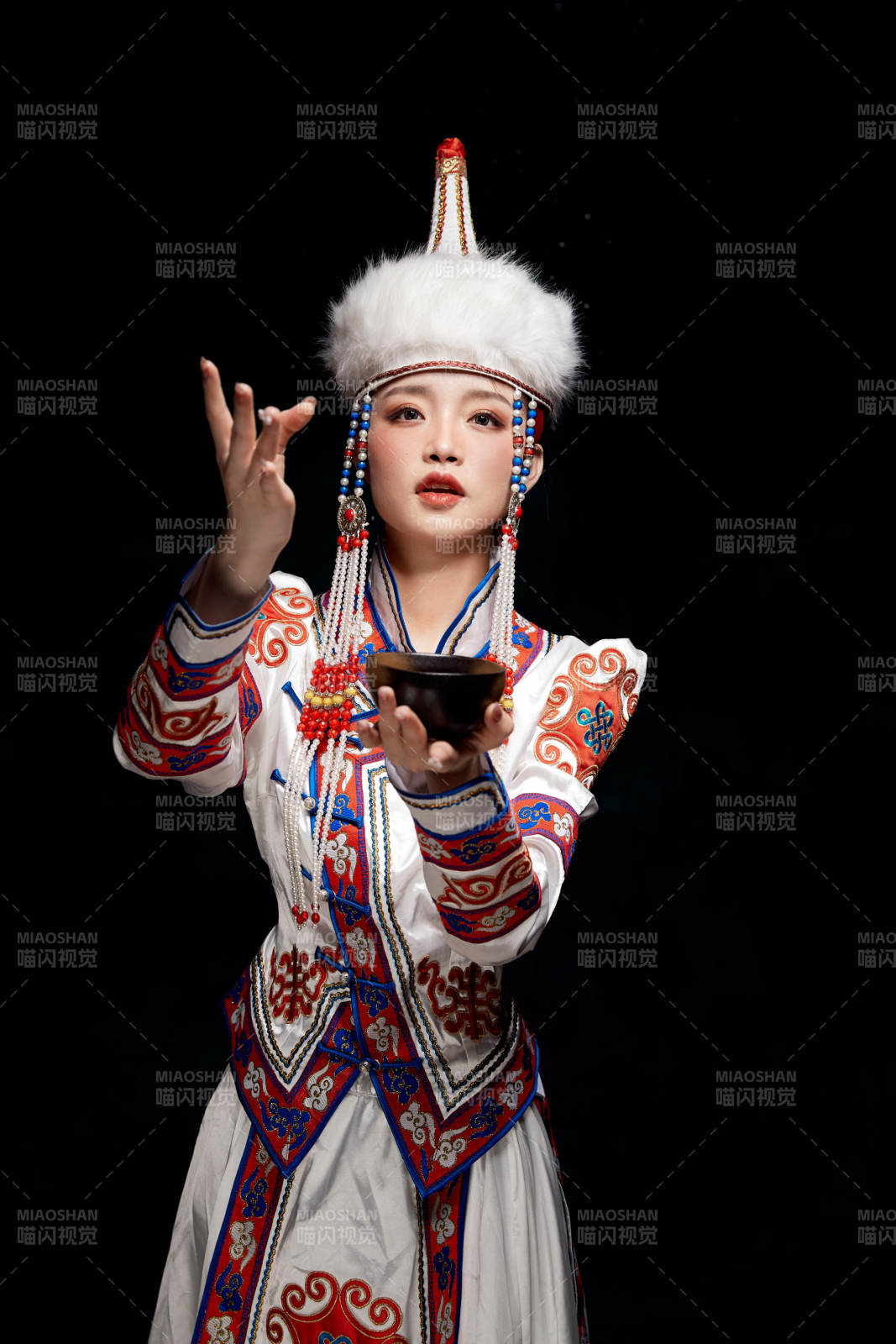 穿著蒙古族服飾的亞洲青年女性