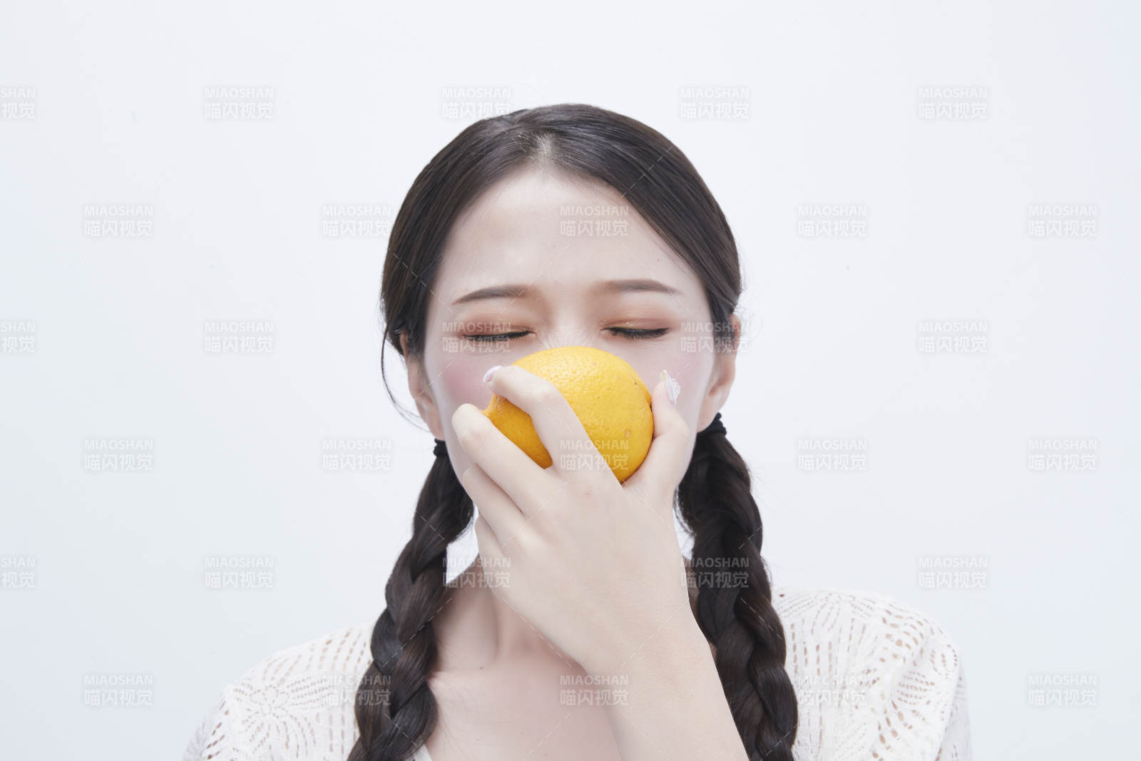 手拿檸檬身穿鏤空連衣裙的亞洲可愛少女人像