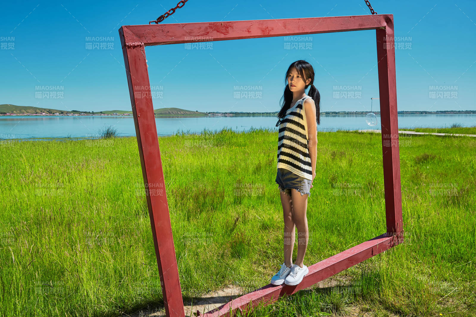 草原湖畔打卡點(diǎn)游玩拍照的亞洲少女