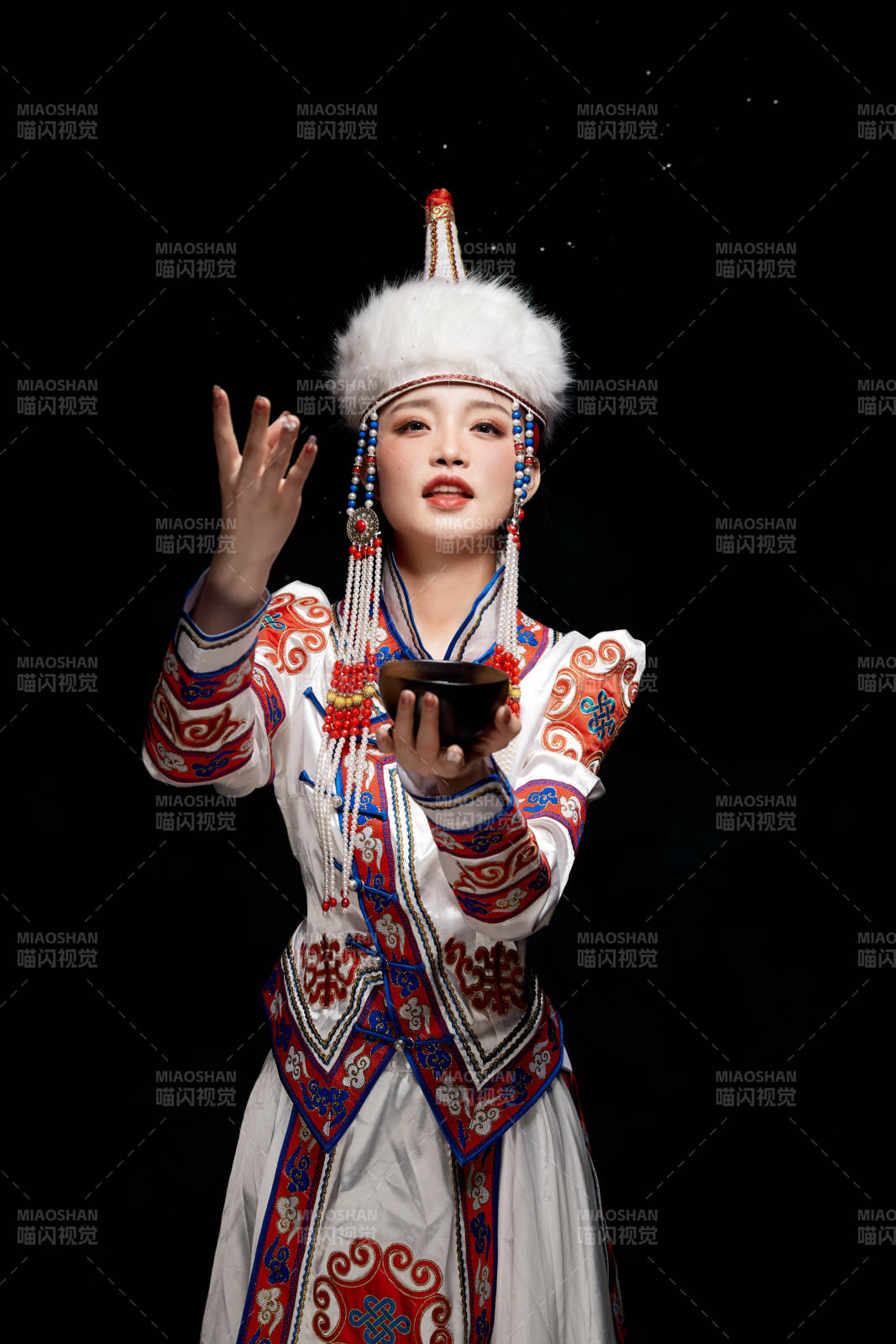 穿著蒙古族服飾的亞洲青年女性