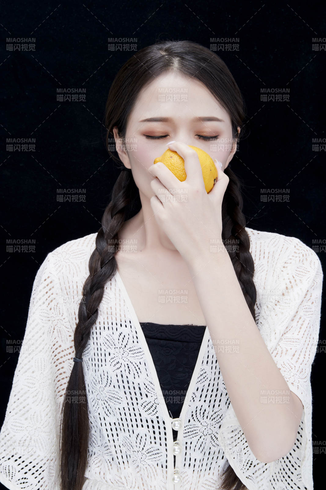 手拿檸檬身穿鏤空連衣裙的亞洲可愛少女人像