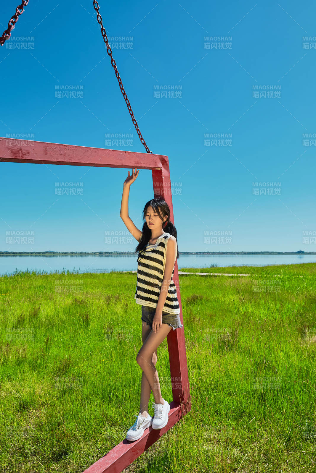 草原湖畔打卡點游玩拍照的亞洲少女