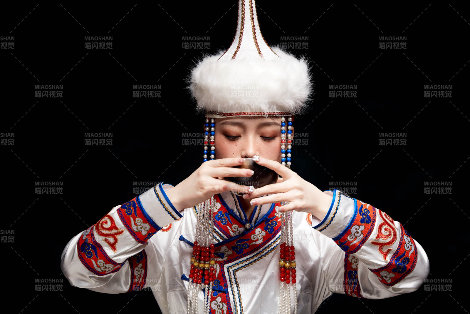 穿著蒙古族服飾的亞洲青年女性