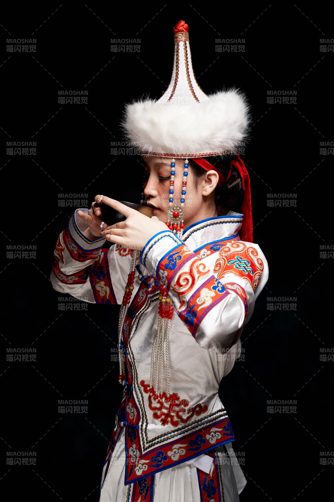 穿着蒙古族服饰的亚洲青年女性