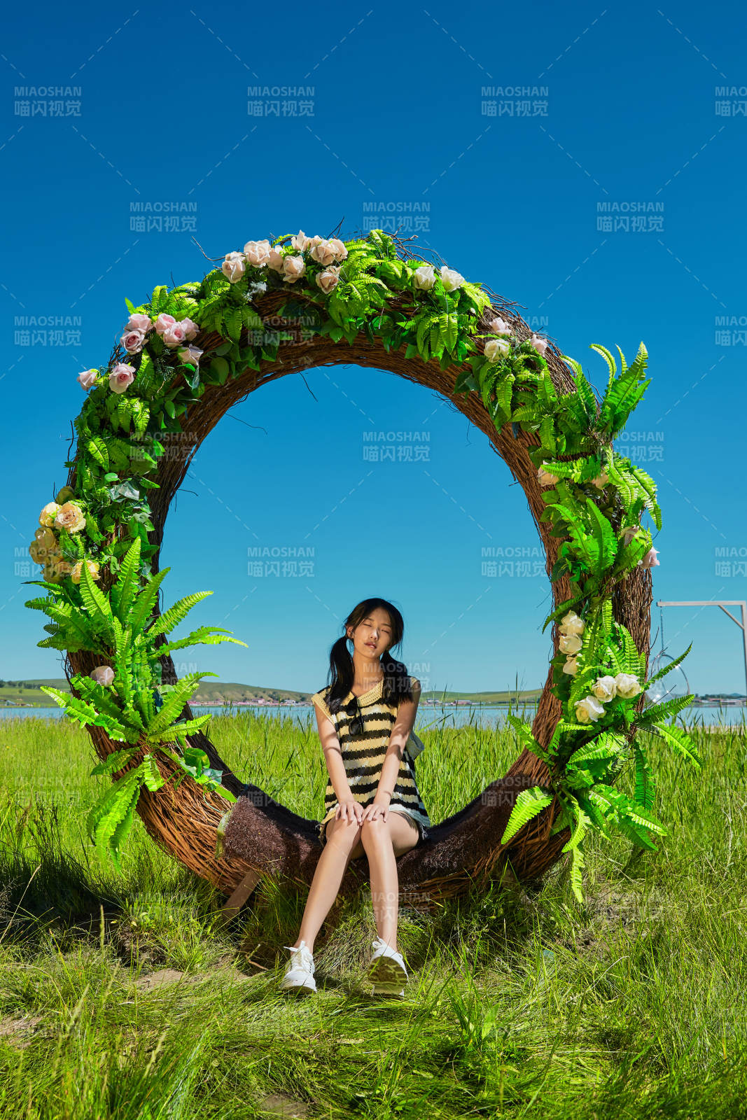 草原湖畔打卡點游玩拍照的亞洲少女