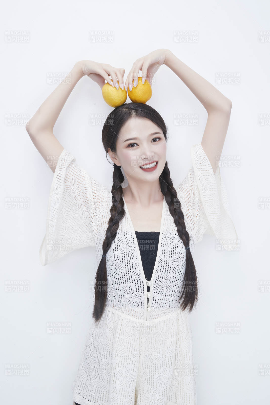 手拿檸檬身穿鏤空連衣裙的亞洲可愛少女人像